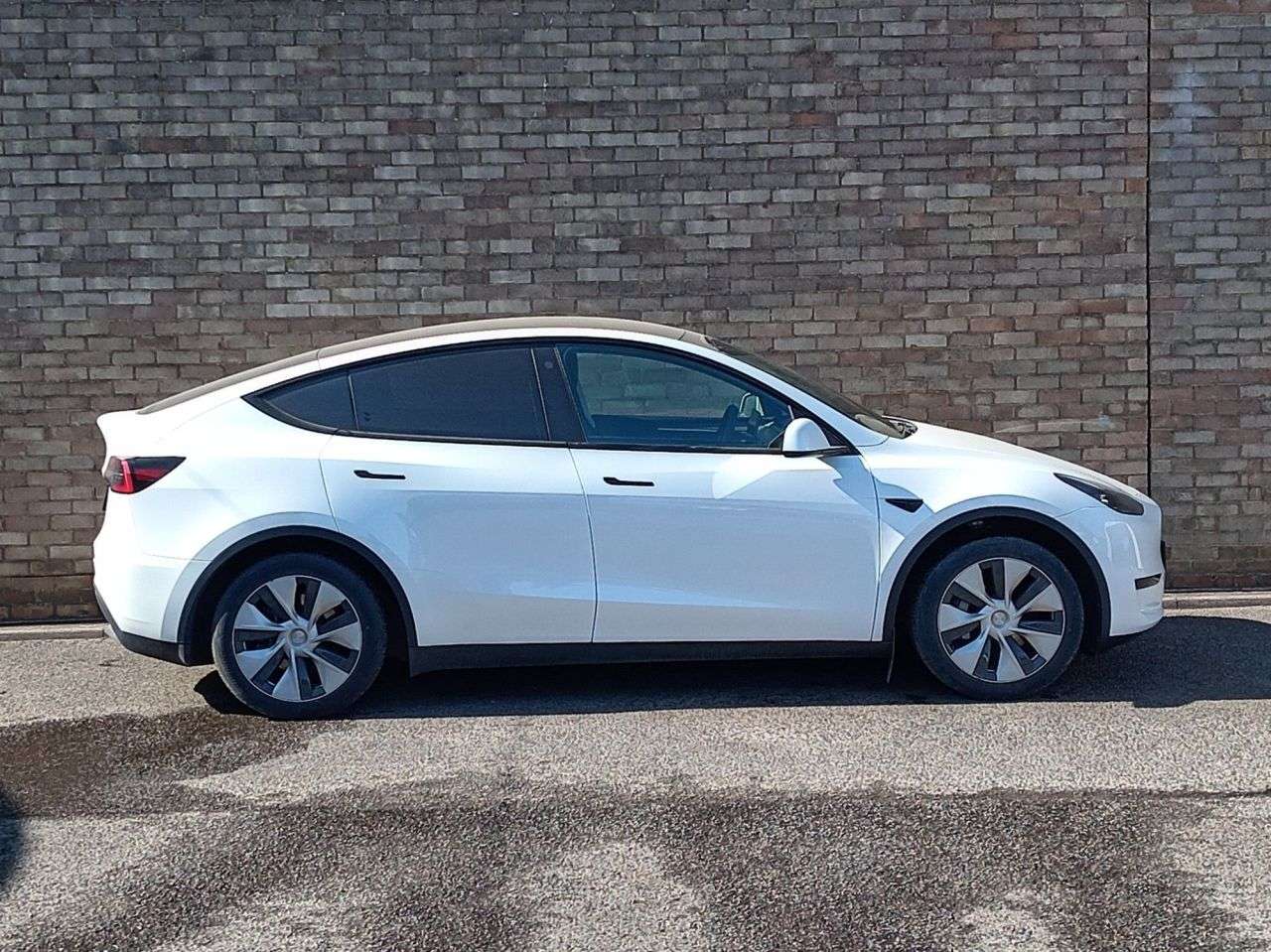 A 2024 TESLA MODEL Y SUV 5dr Electric Auto RWD (346 ps) A 2024 TESLA MODEL Y SUV 5dr Electric Auto RWD (346 ps)