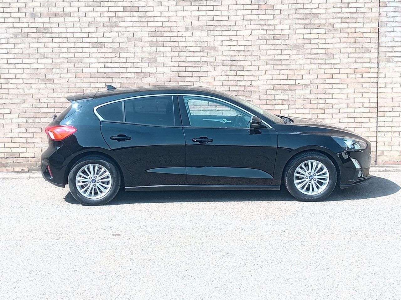 A 2019 FORD FOCUS 1.0T EcoBoost Titanium Hatchback 5dr Petrol Auto Euro 6 (s/s) (125 ps) A 2019 FORD FOCUS 1.0T EcoBoost Titanium Hatchback 5dr Petrol Auto Euro 6 (s/s) (125 ps)