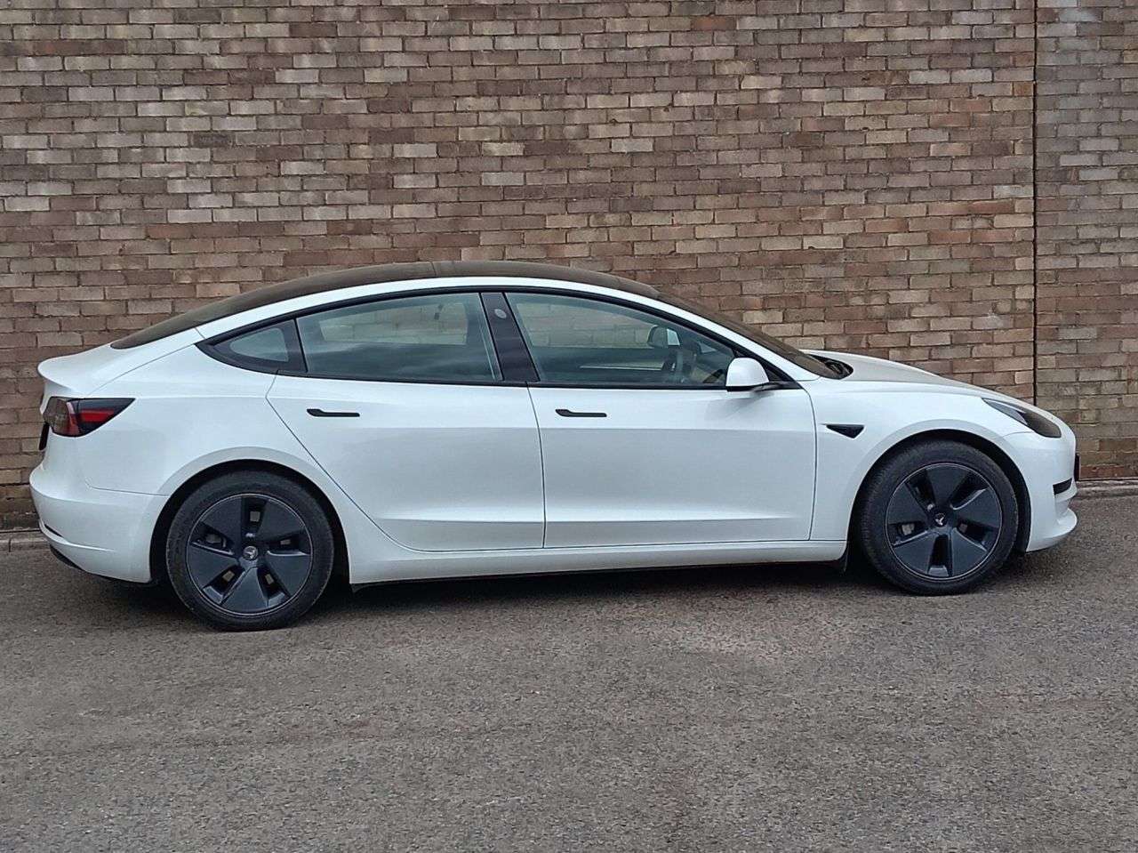 A 2021 TESLA MODEL 3 Standard Range Plus Saloon 4dr Electric Auto RWD (241 bhp) A 2021 TESLA MODEL 3 Standard Range Plus Saloon 4dr Electric Auto RWD (241 bhp)
