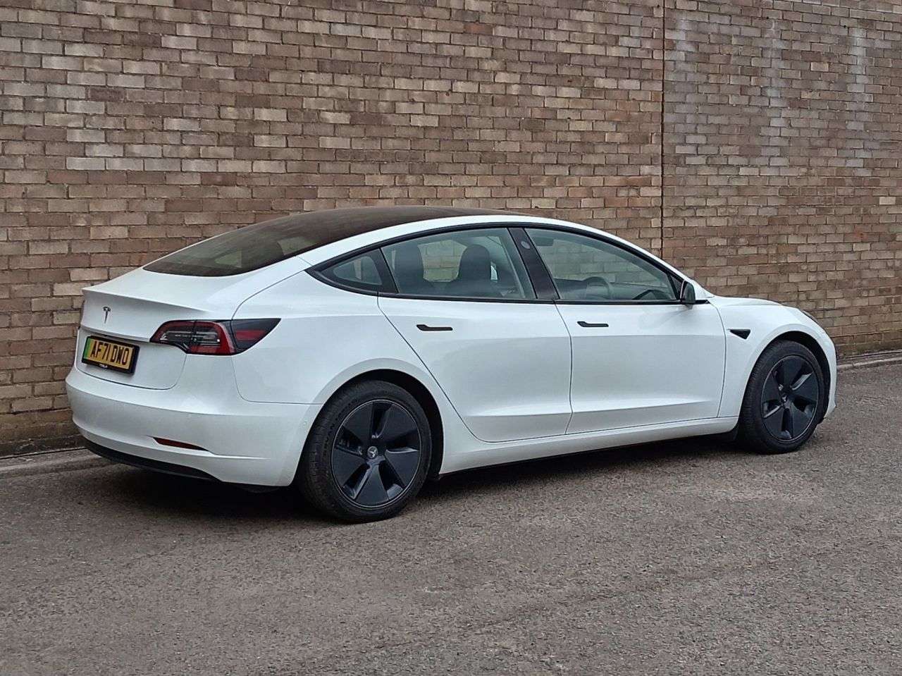 A 2021 TESLA MODEL 3 Standard Range Plus Saloon 4dr Electric Auto RWD (241 bhp) A 2021 TESLA MODEL 3 Standard Range Plus Saloon 4dr Electric Auto RWD (241 bhp)
