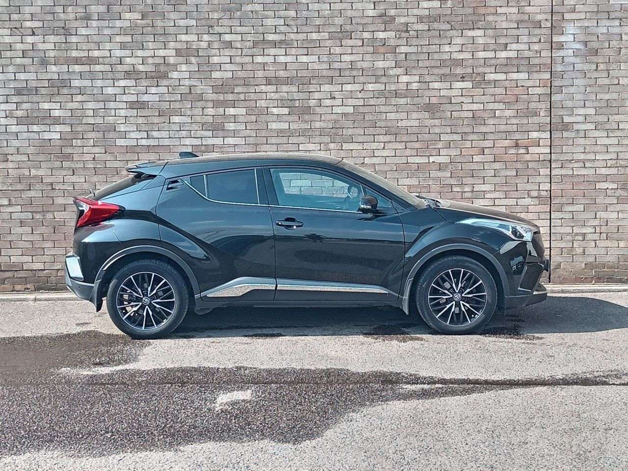 A 2018 TOYOTA C-HR 1.2 VVT-i Excel SUV 5dr Petrol Manual Euro 6 (s/s) (115 ps) A 2018 TOYOTA C-HR 1.2 VVT-i Excel SUV 5dr Petrol Manual Euro 6 (s/s) (115 ps)