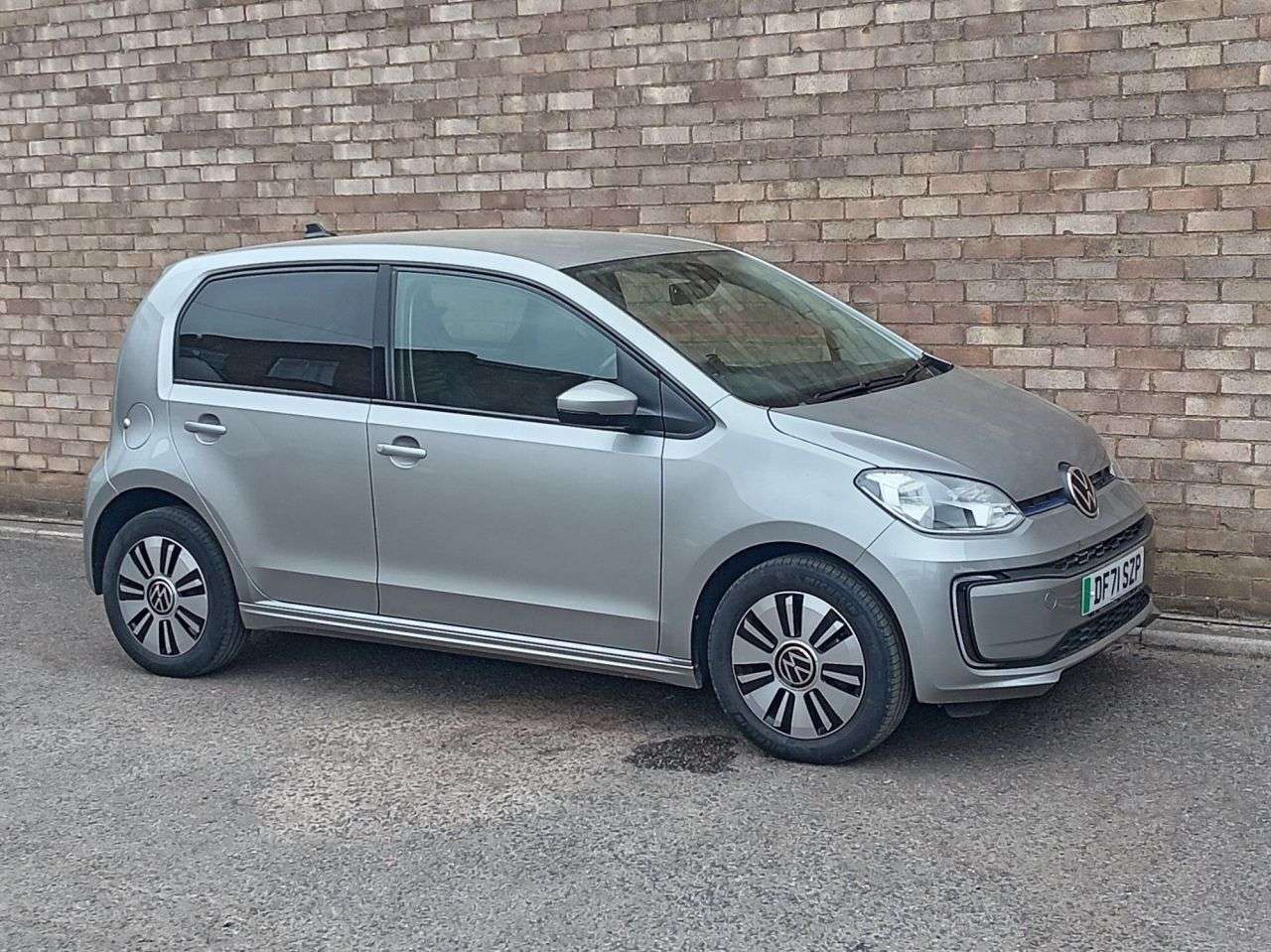 A 2022 VOLKSWAGEN E-UP! 36.8kWh e-up! Hatchback 5dr Electric Auto (82 ps) A 2022 VOLKSWAGEN E-UP! 36.8kWh e-up! Hatchback 5dr Electric Auto (82 ps)