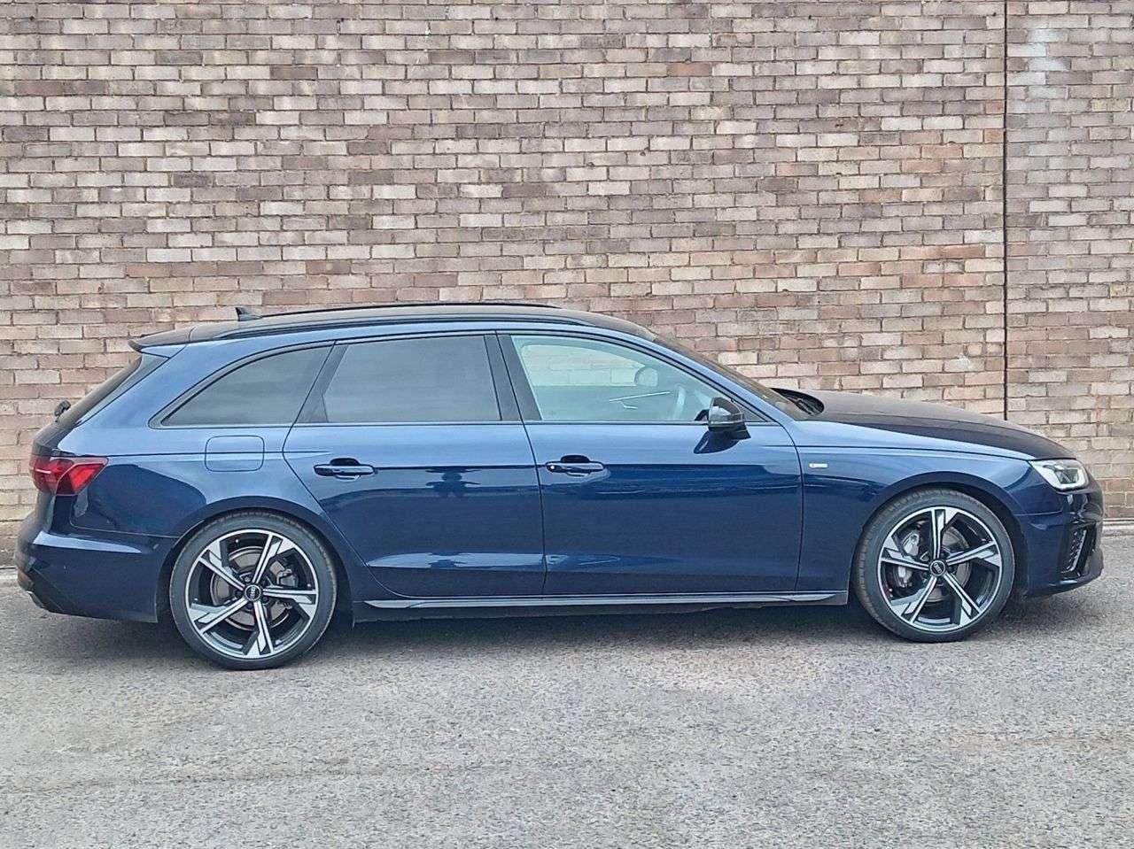 A 2024 AUDI A4 AVANT 2.0 TFSI 40 Black Edition Estate 5dr Petrol S Tronic Euro 6 (s/s) (204 ps) A 2024 AUDI A4 AVANT 2.0 TFSI 40 Black Edition Estate 5dr Petrol S Tronic Euro 6 (s/s) (204 ps)