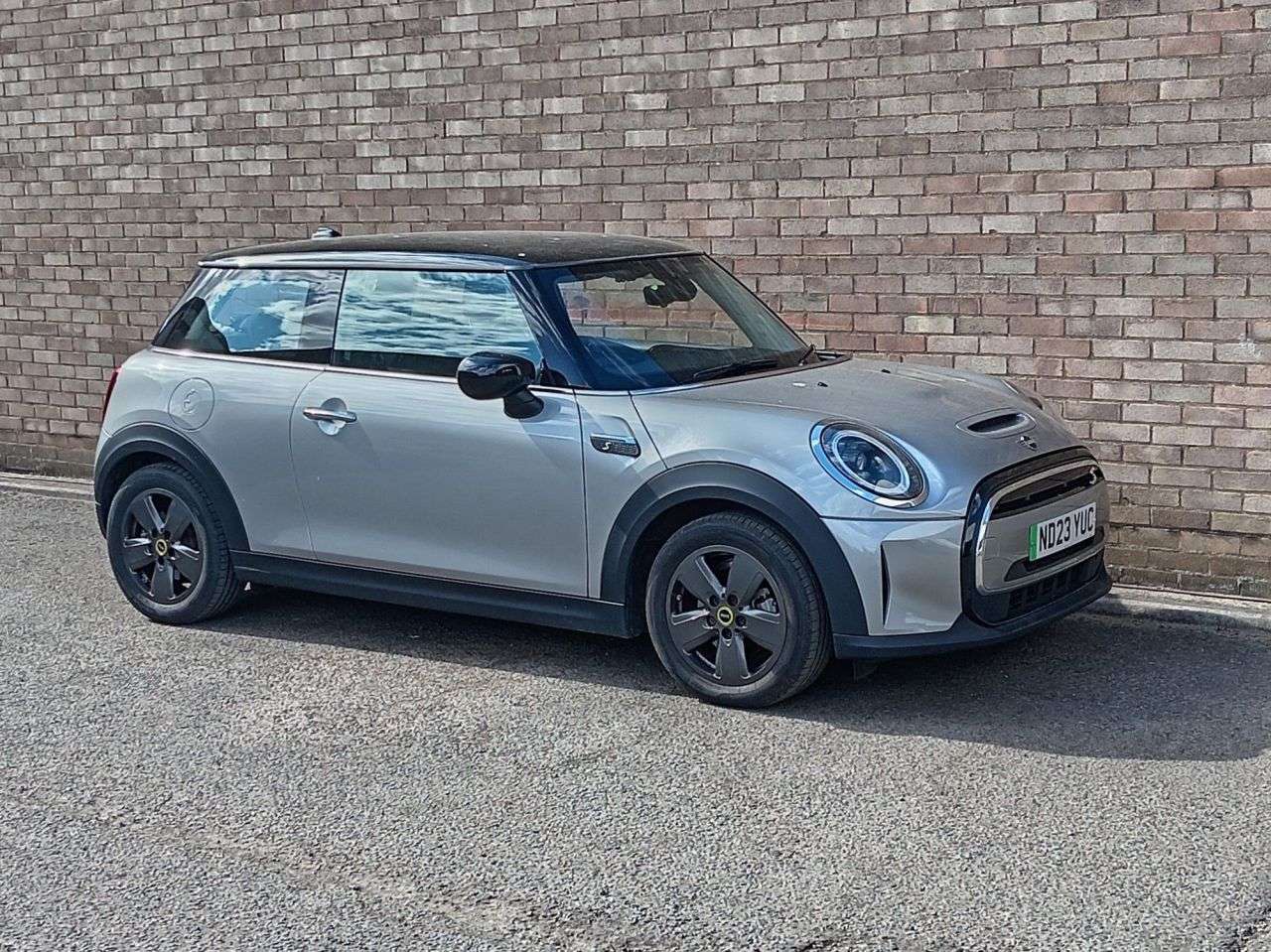 A 2023 MINI ELECTRIC HATCH Cooper SE 32.6kWh Level 1 Hatchback 3dr Electric Auto (184 ps) A 2023 MINI ELECTRIC HATCH Cooper SE 32.6kWh Level 1 Hatchback 3dr Electric Auto (184 ps)