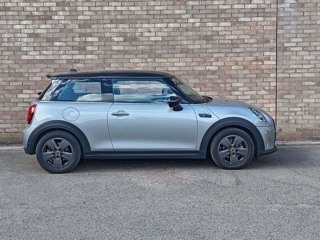 A 2023 MINI ELECTRIC HATCH Cooper SE 32.6kWh Level 1 Hatchback 3dr Electric Auto (184 ps) A 2023 MINI ELECTRIC HATCH Cooper SE 32.6kWh Level 1 Hatchback 3dr Electric Auto (184 ps)