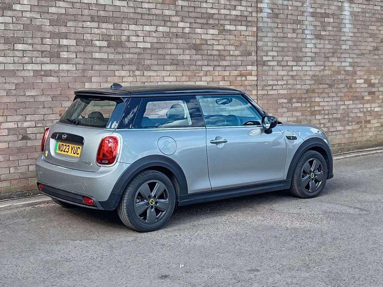 A 2023 MINI ELECTRIC HATCH Cooper SE 32.6kWh Level 1 Hatchback 3dr Electric Auto (184 ps) A 2023 MINI ELECTRIC HATCH Cooper SE 32.6kWh Level 1 Hatchback 3dr Electric Auto (184 ps)
