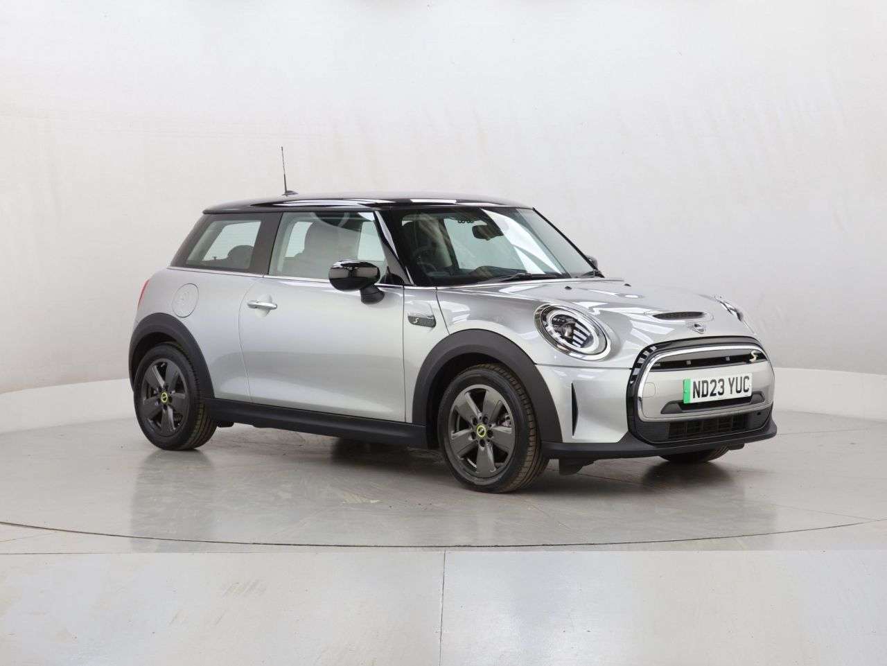 A 2023 MINI ELECTRIC HATCH Cooper SE 32.6kWh Level 1 Hatchback 3dr Electric Auto (184 ps) A 2023 MINI ELECTRIC HATCH Cooper SE 32.6kWh Level 1 Hatchback 3dr Electric Auto (184 ps)