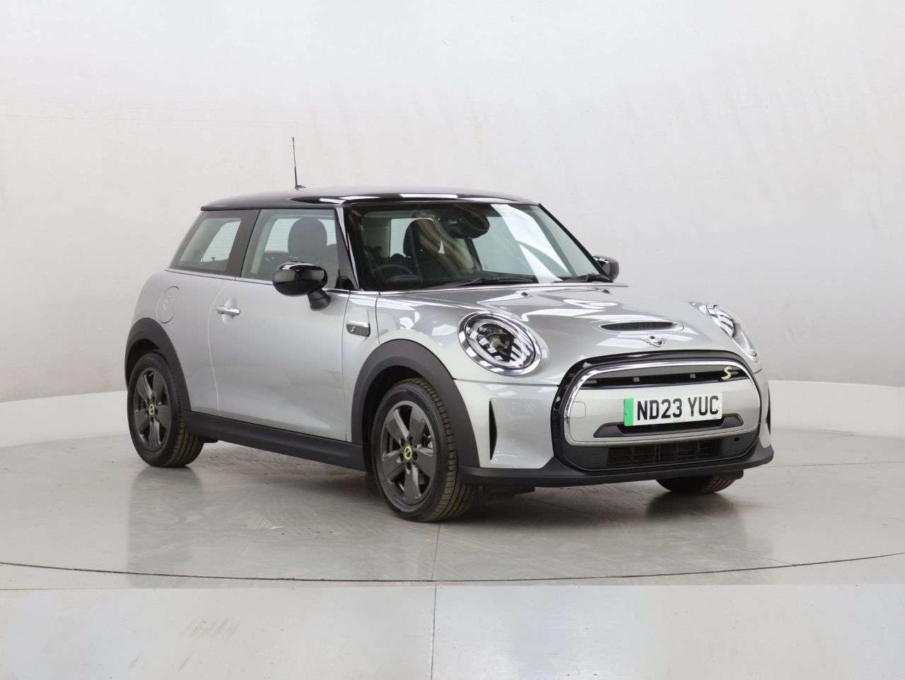 A 2023 MINI ELECTRIC HATCH Cooper SE 32.6kWh Level 1 Hatchback 3dr Electric Auto (184 ps) A 2023 MINI ELECTRIC HATCH Cooper SE 32.6kWh Level 1 Hatchback 3dr Electric Auto (184 ps)