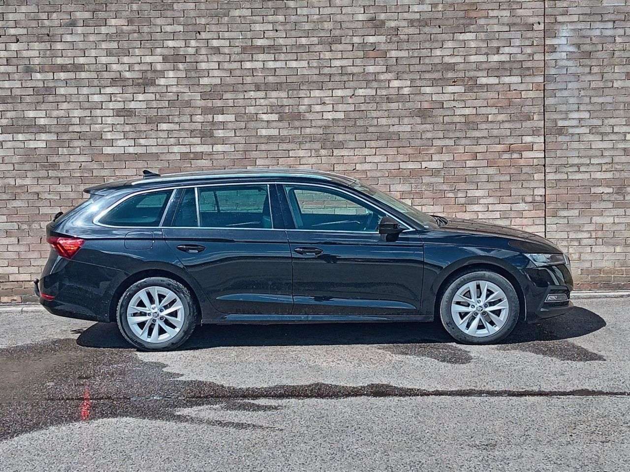 A 2023 SKODA OCTAVIA 1.4 TSI iV 13kWh SE L Estate 5dr Petrol Plug-in Hybrid DSG Euro 6 (s/s) (20 A 2023 SKODA OCTAVIA 1.4 TSI iV 13kWh SE L Estate 5dr Petrol Plug-in Hybrid DSG Euro 6 (s/s) (20