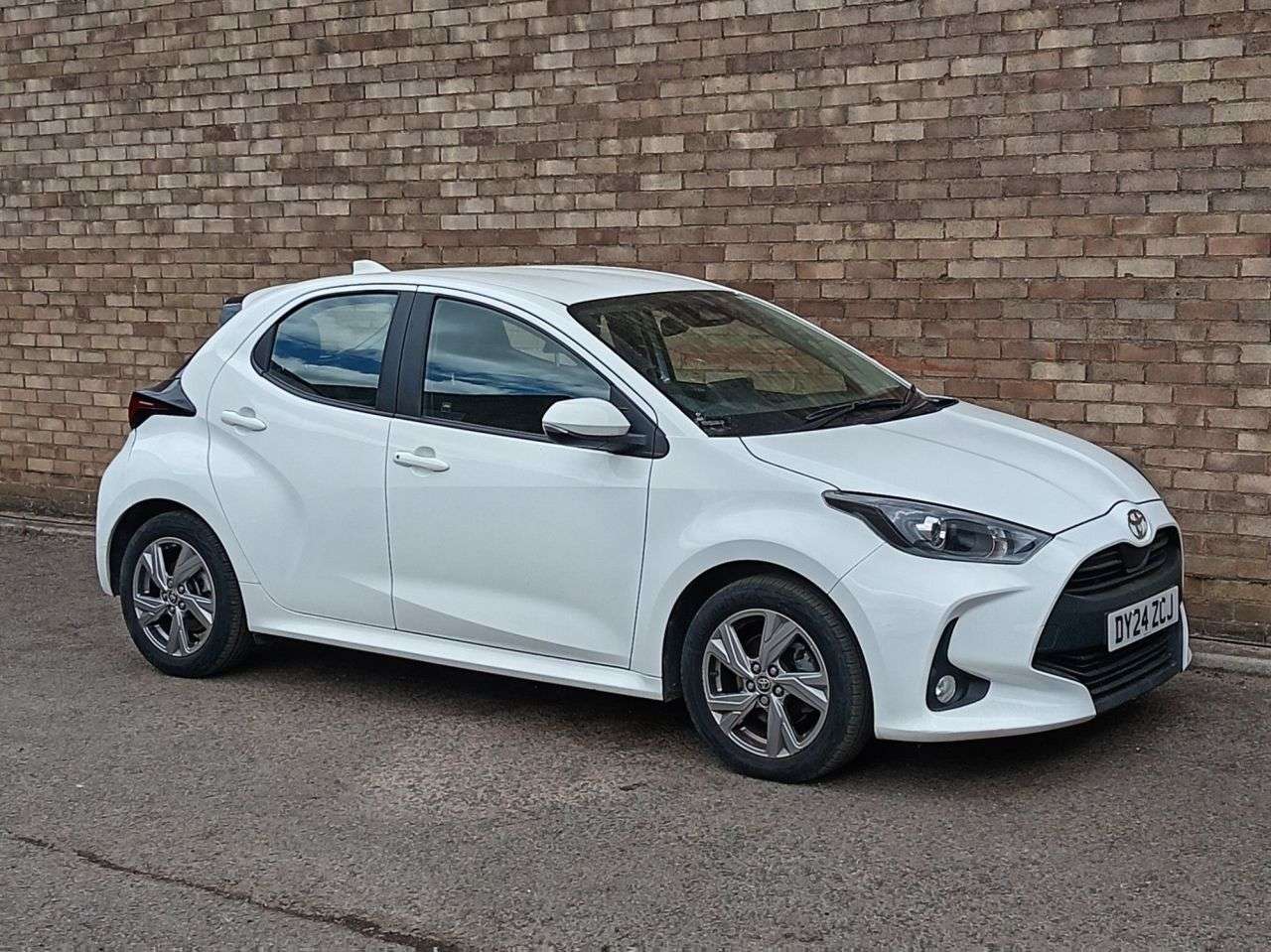 A 2024 TOYOTA YARIS 1.5 VVT-h Icon Hatchback 5dr Petrol Hybrid E-CVT Euro 6 (s/s) (116 ps) A 2024 TOYOTA YARIS 1.5 VVT-h Icon Hatchback 5dr Petrol Hybrid E-CVT Euro 6 (s/s) (116 ps)