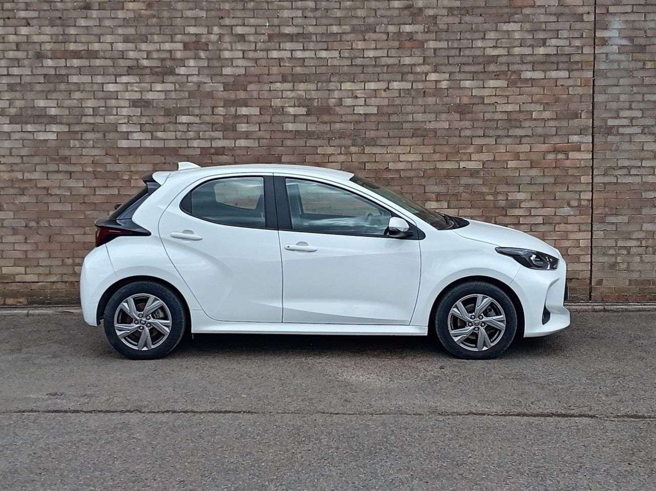A 2024 TOYOTA YARIS 1.5 VVT-h Icon Hatchback 5dr Petrol Hybrid E-CVT Euro 6 (s/s) (116 ps) A 2024 TOYOTA YARIS 1.5 VVT-h Icon Hatchback 5dr Petrol Hybrid E-CVT Euro 6 (s/s) (116 ps)