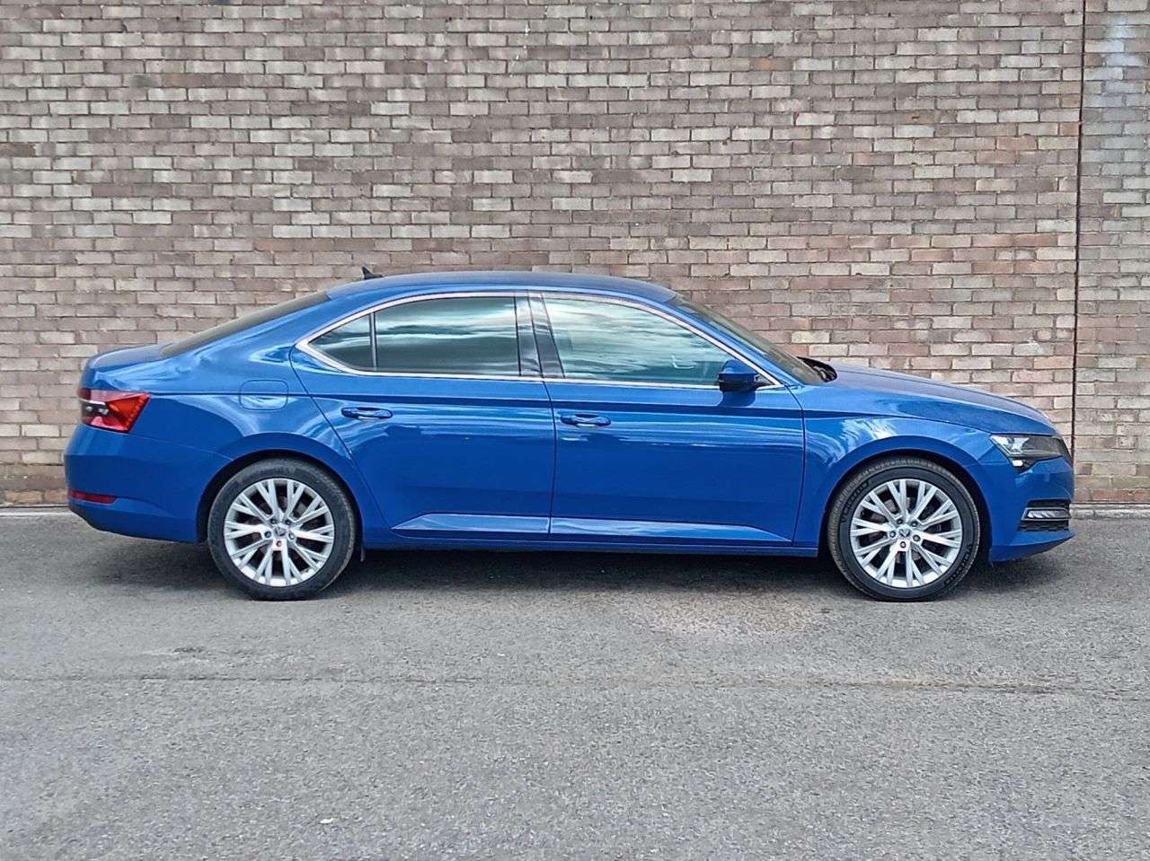 A 2023 SKODA SUPERB 2.0 TDI SE L Hatchback 5dr Diesel DSG Euro 6 (s/s) (150 ps) A 2023 SKODA SUPERB 2.0 TDI SE L Hatchback 5dr Diesel DSG Euro 6 (s/s) (150 ps)