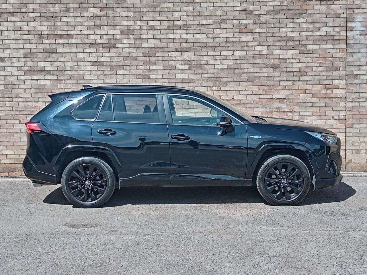 A 2021 TOYOTA RAV4 2.5 VVT-h Black Edition SUV 5dr Petrol Hybrid CVT Euro 6 (s/s) (218 ps) A 2021 TOYOTA RAV4 2.5 VVT-h Black Edition SUV 5dr Petrol Hybrid CVT Euro 6 (s/s) (218 ps)