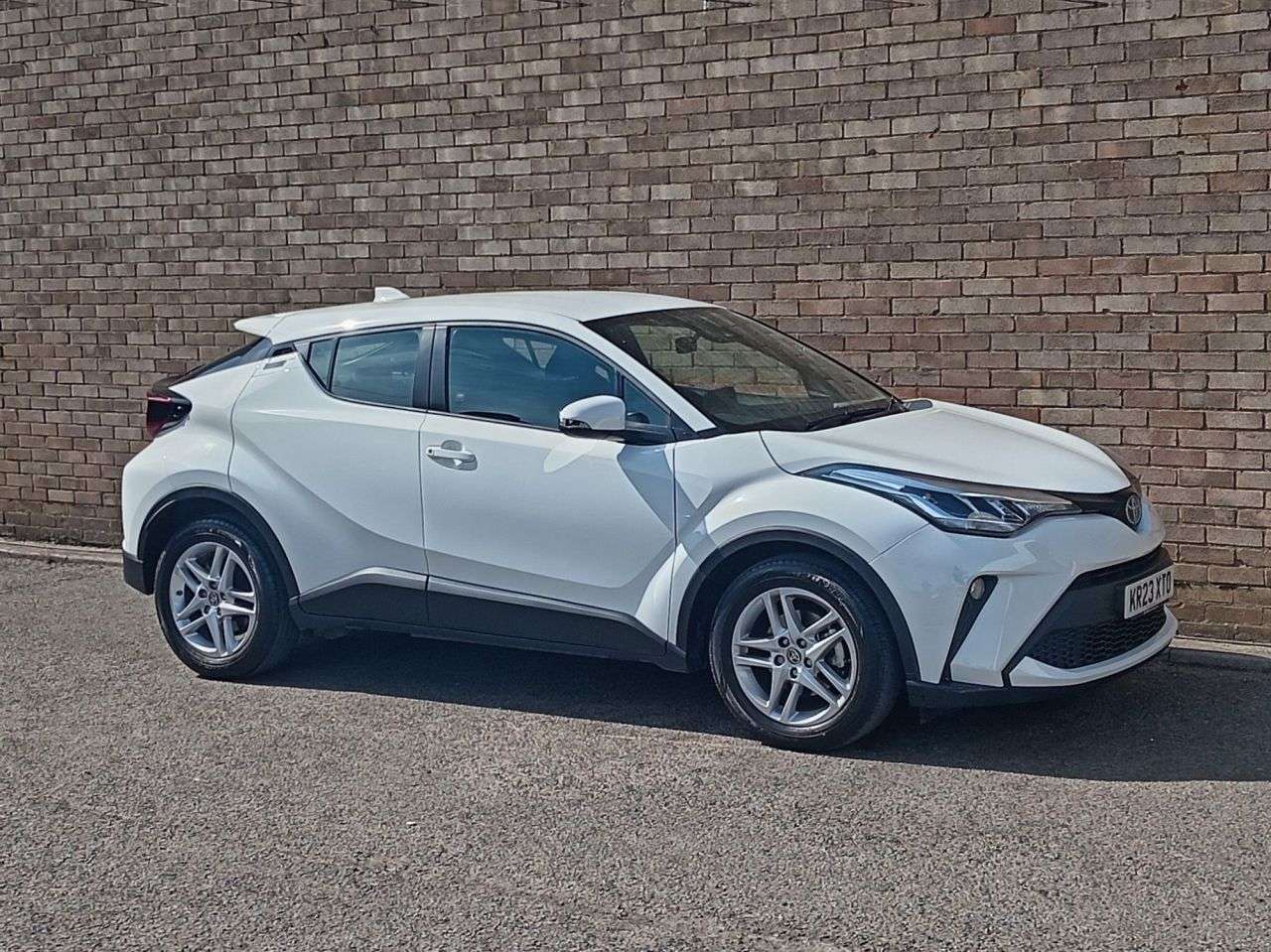 A 2023 TOYOTA C-HR 1.8 VVT-h GPF Icon SUV 5dr Petrol Hybrid CVT Euro 6 (s/s) (122 ps) A 2023 TOYOTA C-HR 1.8 VVT-h GPF Icon SUV 5dr Petrol Hybrid CVT Euro 6 (s/s) (122 ps)