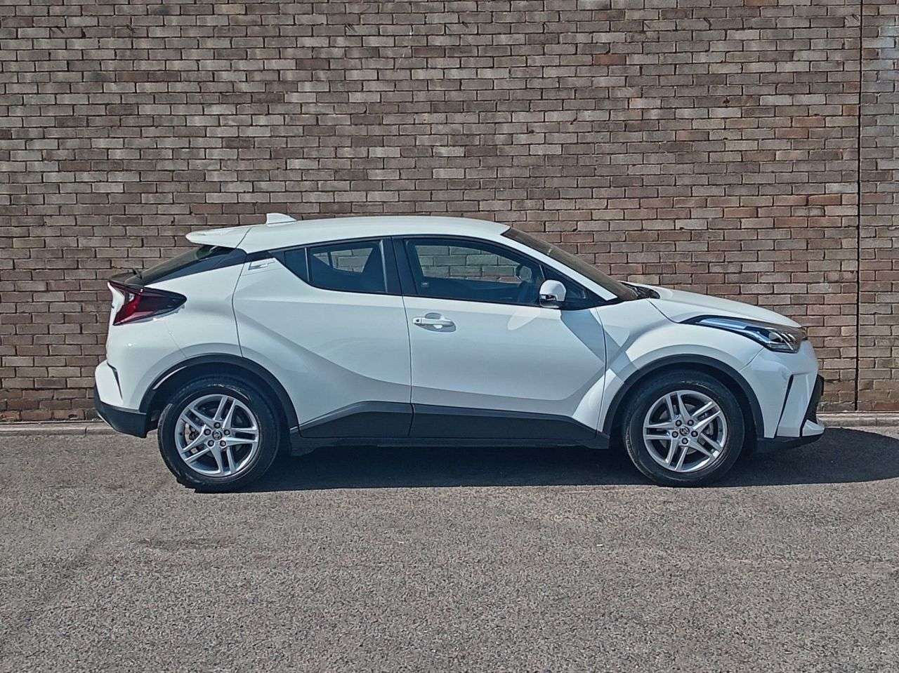 A 2023 TOYOTA C-HR 1.8 VVT-h GPF Icon SUV 5dr Petrol Hybrid CVT Euro 6 (s/s) (122 ps) A 2023 TOYOTA C-HR 1.8 VVT-h GPF Icon SUV 5dr Petrol Hybrid CVT Euro 6 (s/s) (122 ps)