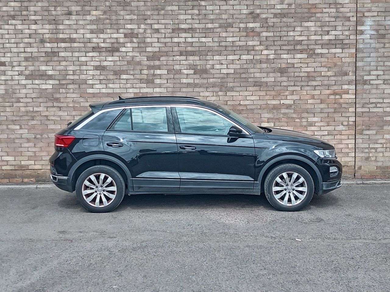 A 2019 VOLKSWAGEN T-ROC 1.0 TSI GPF SE SUV 5dr Petrol Manual Euro 6 (s/s) (115 ps) A 2019 VOLKSWAGEN T-ROC 1.0 TSI GPF SE SUV 5dr Petrol Manual Euro 6 (s/s) (115 ps)