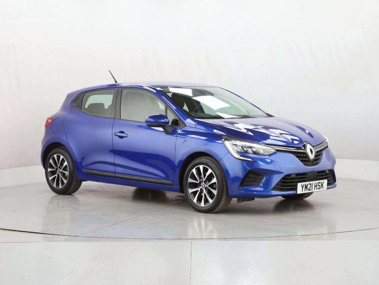 A 2021 RENAULT CLIO 1.0 TCe Iconic Hatchback 5dr Petrol CVT A7 Euro 6 (s/s) (90 ps) A 2021 RENAULT CLIO 1.0 TCe Iconic Hatchback 5dr Petrol CVT A7 Euro 6 (s/s) (90 ps)