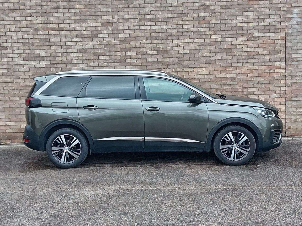 A 2019 PEUGEOT 5008 1.2 PureTech Allure SUV 5dr Petrol Manual Euro 6 (s/s) (130 ps) A 2019 PEUGEOT 5008 1.2 PureTech Allure SUV 5dr Petrol Manual Euro 6 (s/s) (130 ps)