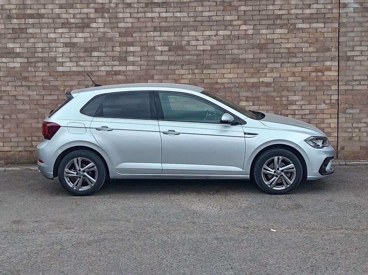 A 2022 VOLKSWAGEN POLO 1.0 TSI R-Line Hatchback 5dr Petrol DSG Euro 6 (s/s) (110 ps) A 2022 VOLKSWAGEN POLO 1.0 TSI R-Line Hatchback 5dr Petrol DSG Euro 6 (s/s) (110 ps)