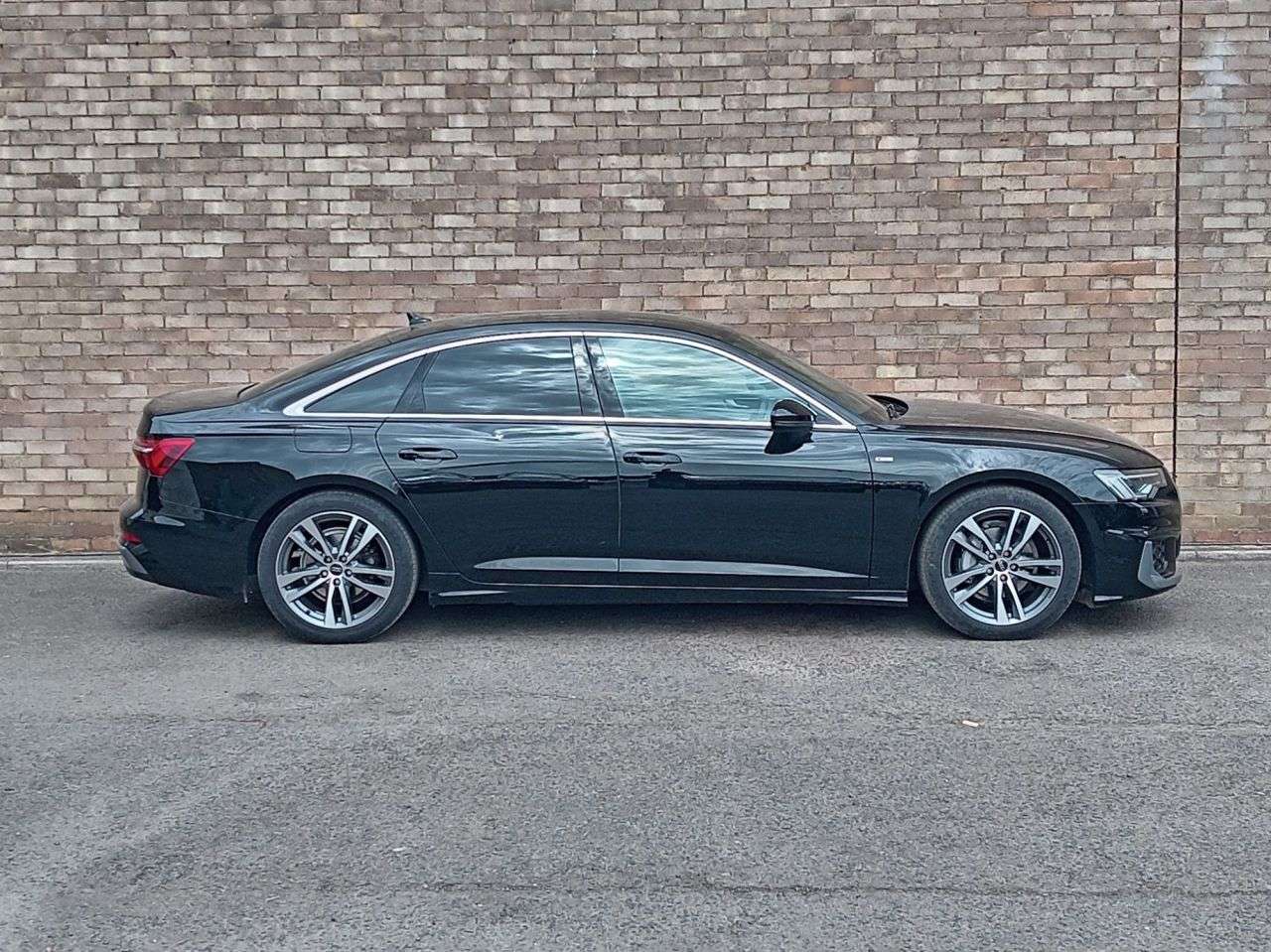 A 2024 AUDI A6 SALOON 2.0 TFSI 40 S line Saloon 4dr Petrol S Tronic Euro 6 (s/s) (204 ps) A 2024 AUDI A6 SALOON 2.0 TFSI 40 S line Saloon 4dr Petrol S Tronic Euro 6 (s/s) (204 ps)