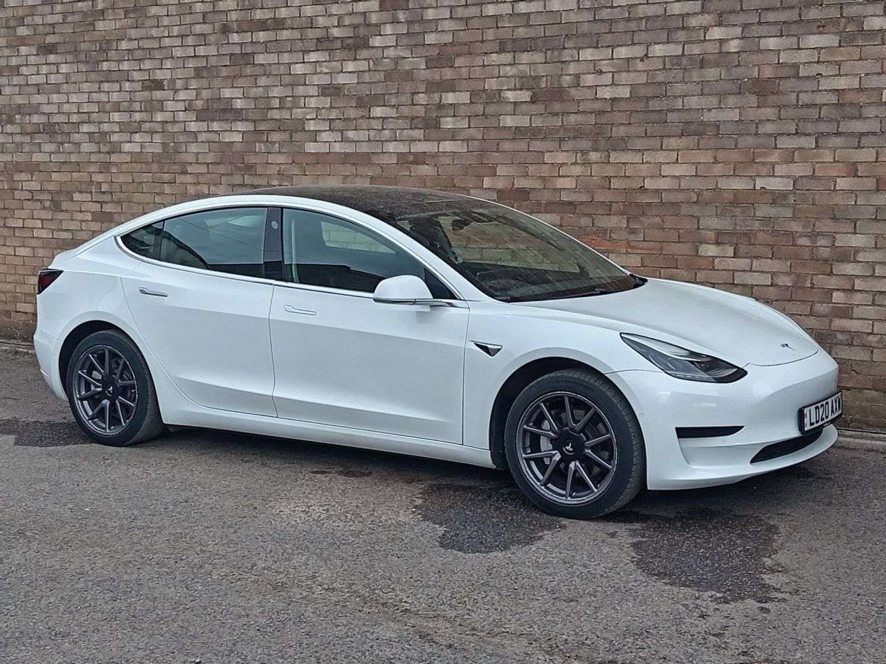 A 2020 TESLA MODEL 3 Standard Range Plus Saloon 4dr Electric Auto RWD (241 bhp) A 2020 TESLA MODEL 3 Standard Range Plus Saloon 4dr Electric Auto RWD (241 bhp)