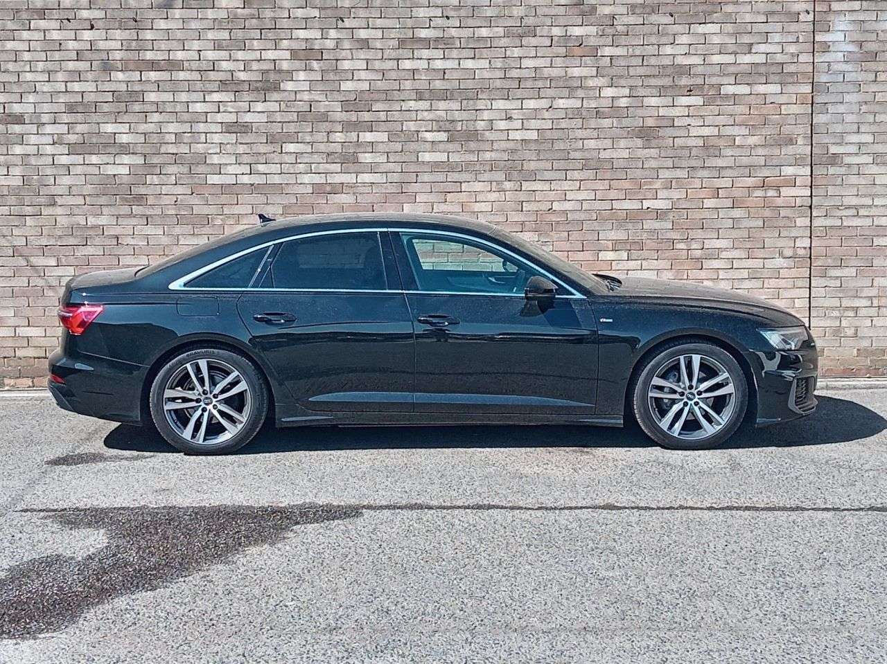 A 2023 AUDI A6 SALOON 2.0 TFSI 40 S line Saloon 4dr Petrol S Tronic Euro 6 (s/s) (204 ps) A 2023 AUDI A6 SALOON 2.0 TFSI 40 S line Saloon 4dr Petrol S Tronic Euro 6 (s/s) (204 ps)