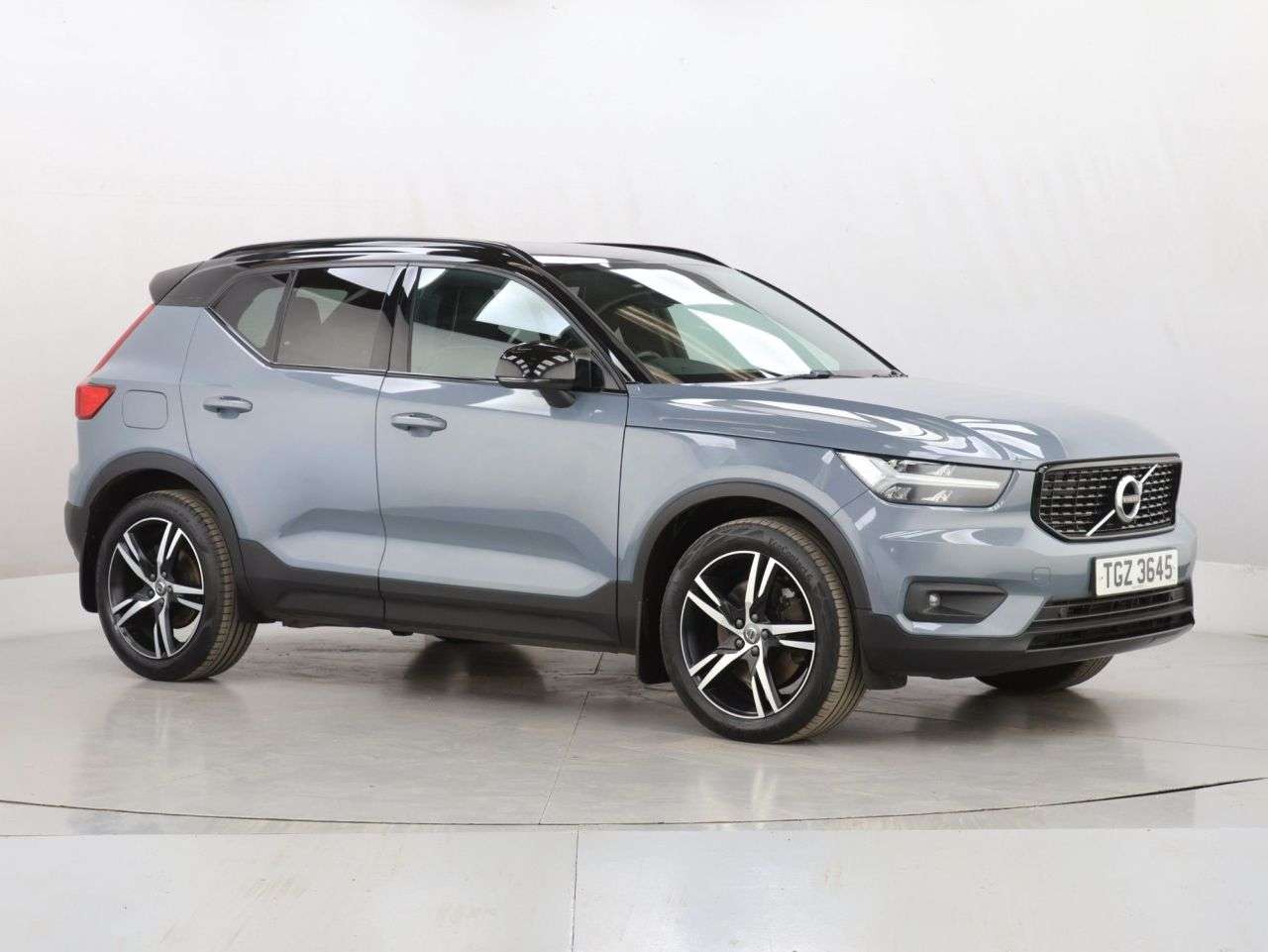 A 2021 VOLVO XC40 1.5h T5 Twin Engine Recharge 10.7kWh R-Design SUV 5dr Petrol Plug-in Hybrid A 2021 VOLVO XC40 1.5h T5 Twin Engine Recharge 10.7kWh R-Design SUV 5dr Petrol Plug-in Hybrid