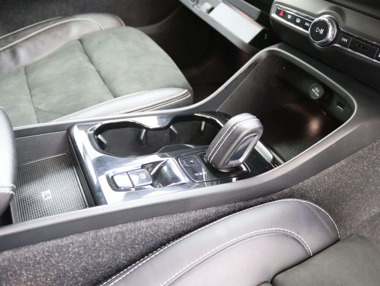 2021 VOLVO XC40 2021 VOLVO XC40
