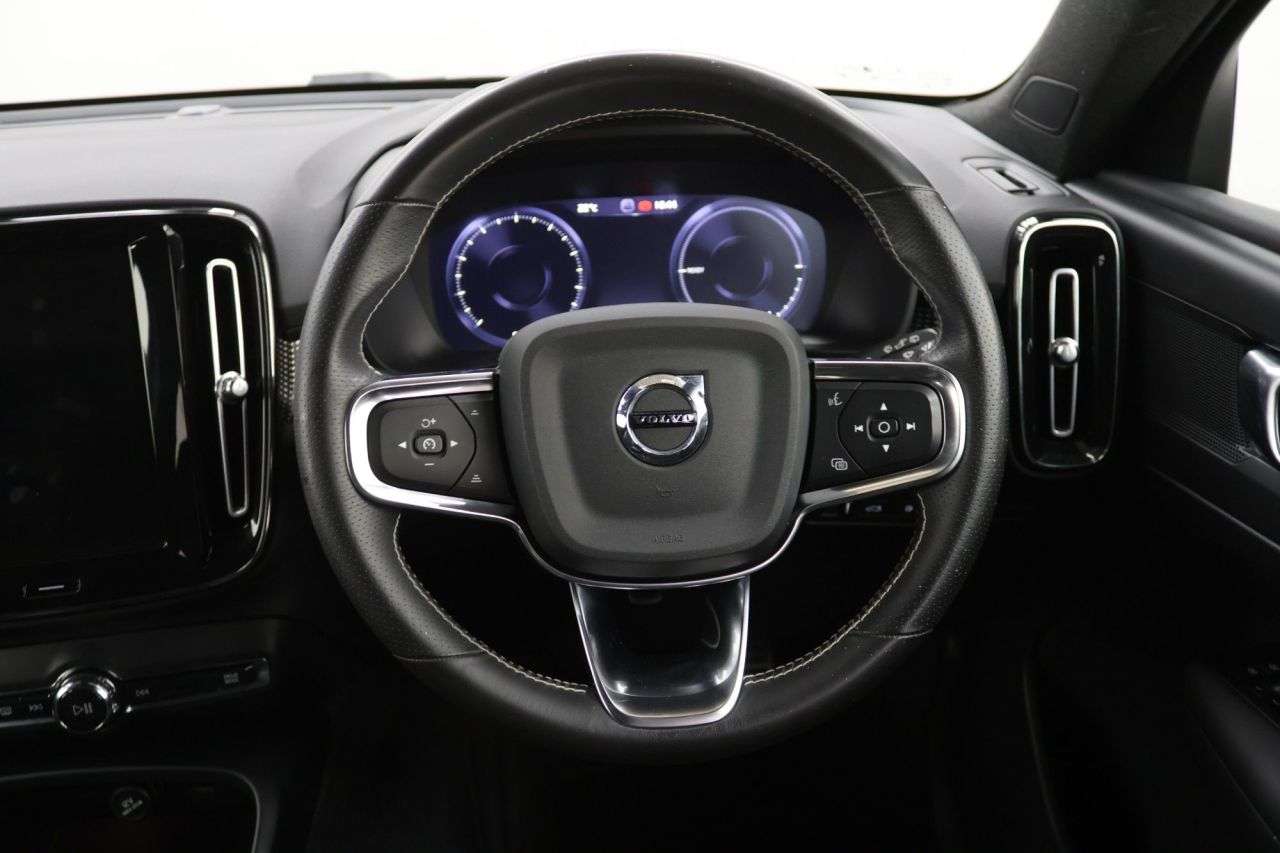 2021 VOLVO XC40 2021 VOLVO XC40