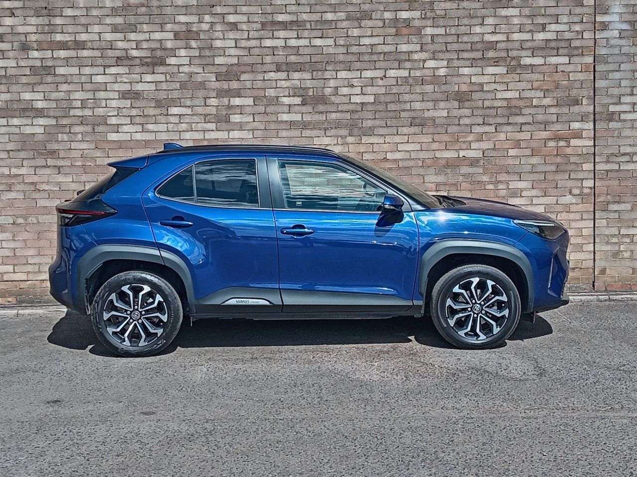 A 2023 TOYOTA YARIS CROSS 1.5 VVT-h Design SUV 5dr Petrol Hybrid E-CVT Euro 6 (s/s) (116 ps) A 2023 TOYOTA YARIS CROSS 1.5 VVT-h Design SUV 5dr Petrol Hybrid E-CVT Euro 6 (s/s) (116 ps)