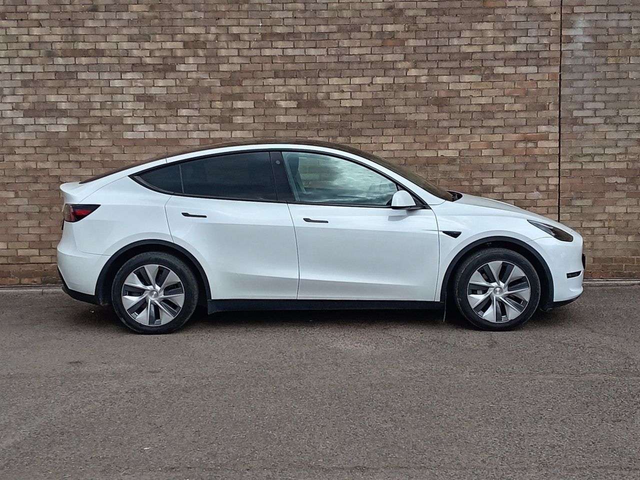 A 2022 TESLA MODEL Y (Dual Motor) Long Range SUV 5dr Electric Auto 4WDE (384 bhp) A 2022 TESLA MODEL Y (Dual Motor) Long Range SUV 5dr Electric Auto 4WDE (384 bhp)