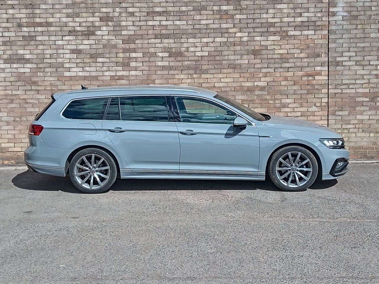 A 2023 VOLKSWAGEN PASSAT 1.5 TSI EVO R-Line Estate 5dr Petrol DSG Euro 6 (s/s) (150 ps) A 2023 VOLKSWAGEN PASSAT 1.5 TSI EVO R-Line Estate 5dr Petrol DSG Euro 6 (s/s) (150 ps)