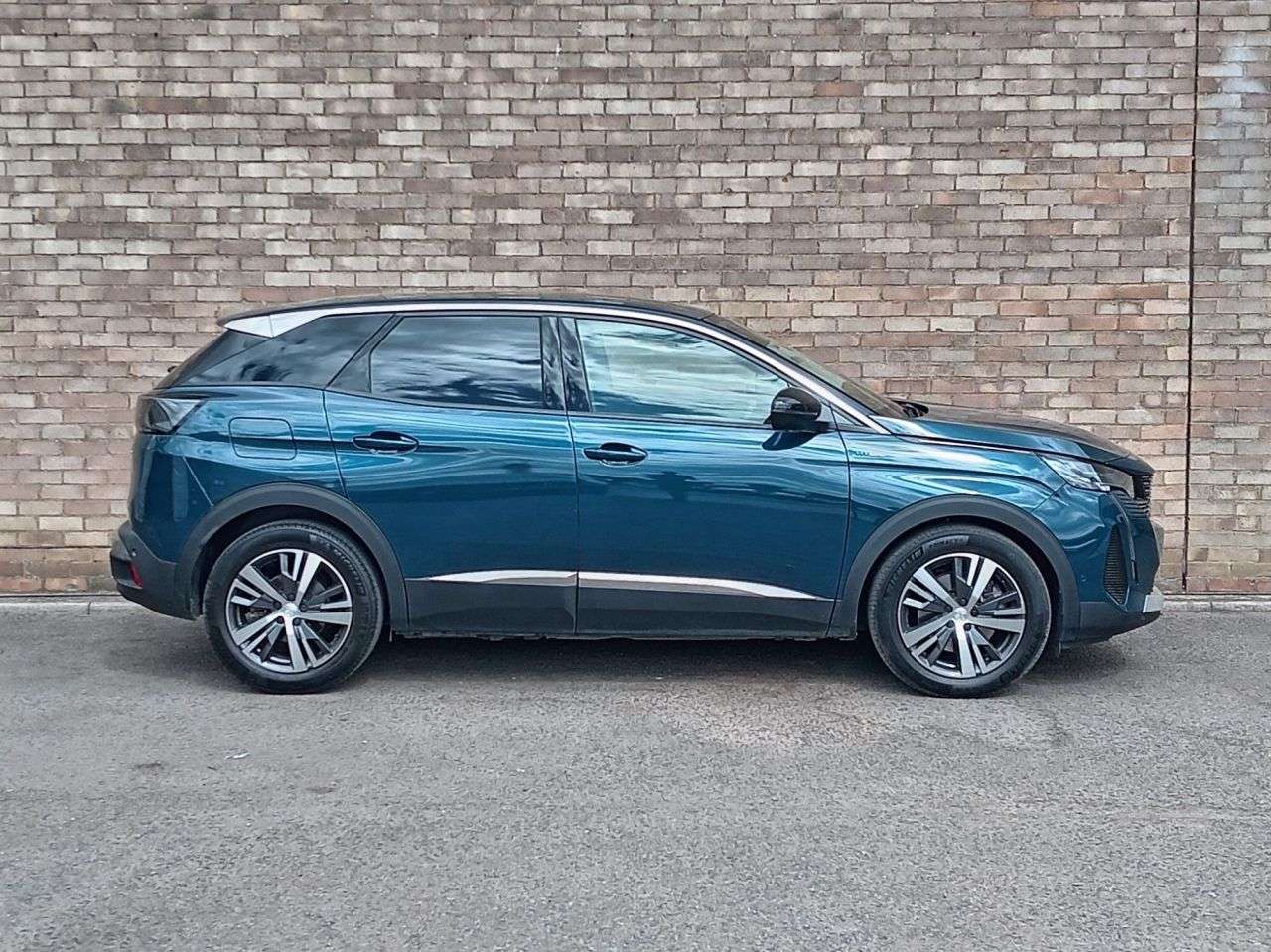 A 2022 PEUGEOT 3008 1.6 13.2kWh Allure SUV 5dr Petrol Plug-in Hybrid e-EAT Euro 6 (s/s) (225 ps A 2022 PEUGEOT 3008 1.6 13.2kWh Allure SUV 5dr Petrol Plug-in Hybrid e-EAT Euro 6 (s/s) (225 ps