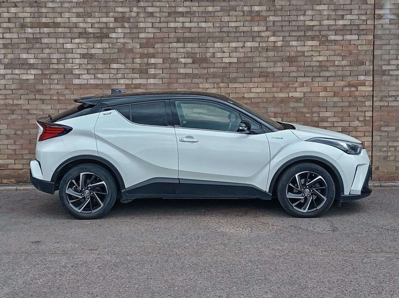 A 2020 TOYOTA C-HR 1.8 VVT-h Dynamic SUV 5dr Petrol Hybrid CVT Euro 6 (s/s) (122 ps) A 2020 TOYOTA C-HR 1.8 VVT-h Dynamic SUV 5dr Petrol Hybrid CVT Euro 6 (s/s) (122 ps)