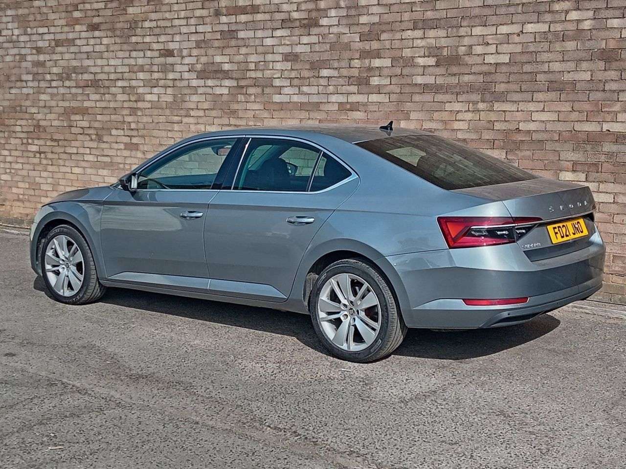 A 2021 SKODA SUPERB 2.0 TDI SE L Hatchback 5dr Diesel DSG Euro 6 (s/s) (200 ps) A 2021 SKODA SUPERB 2.0 TDI SE L Hatchback 5dr Diesel DSG Euro 6 (s/s) (200 ps)