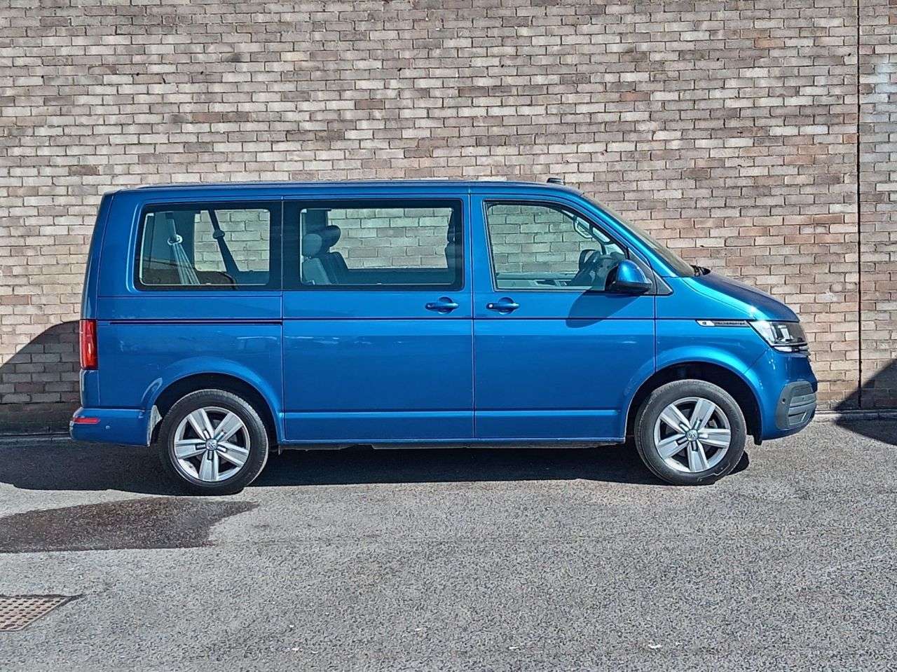 A 2021 VOLKSWAGEN TRANSPORTER SHUTTLE 2.0 TDI SE Minibus Double Cab 5dr Diesel DSG SWB Euro 6 (s/s) (150 ps) A 2021 VOLKSWAGEN TRANSPORTER SHUTTLE 2.0 TDI SE Minibus Double Cab 5dr Diesel DSG SWB Euro 6 (s/s) (150 ps)