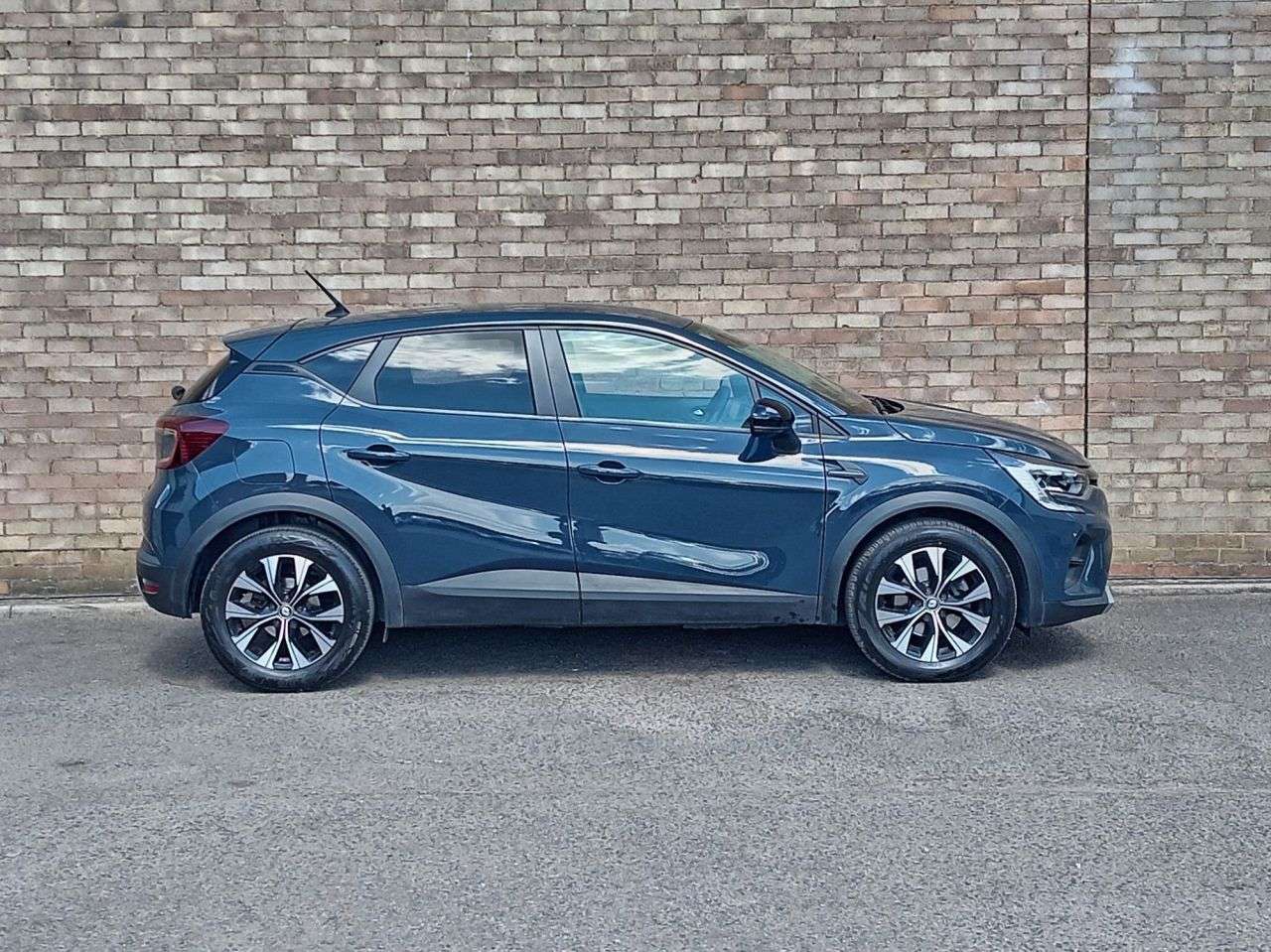 A 2023 RENAULT CAPTUR 1.6 E-TECH evolution SUV 5dr Petrol Hybrid Auto Euro 6 (s/s) (145 ps) A 2023 RENAULT CAPTUR 1.6 E-TECH evolution SUV 5dr Petrol Hybrid Auto Euro 6 (s/s) (145 ps)