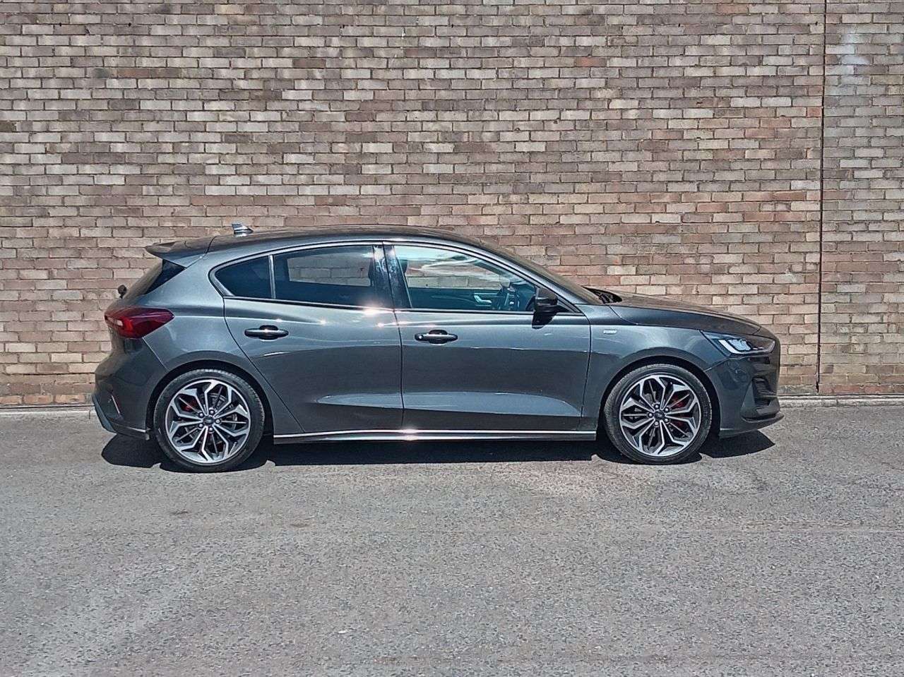 A 2023 FORD FOCUS 1.0T EcoBoost MHEV ST-Line X Hatchback 5dr Petrol Hybrid DCT Euro 6 (s/s) ( A 2023 FORD FOCUS 1.0T EcoBoost MHEV ST-Line X Hatchback 5dr Petrol Hybrid DCT Euro 6 (s/s) (