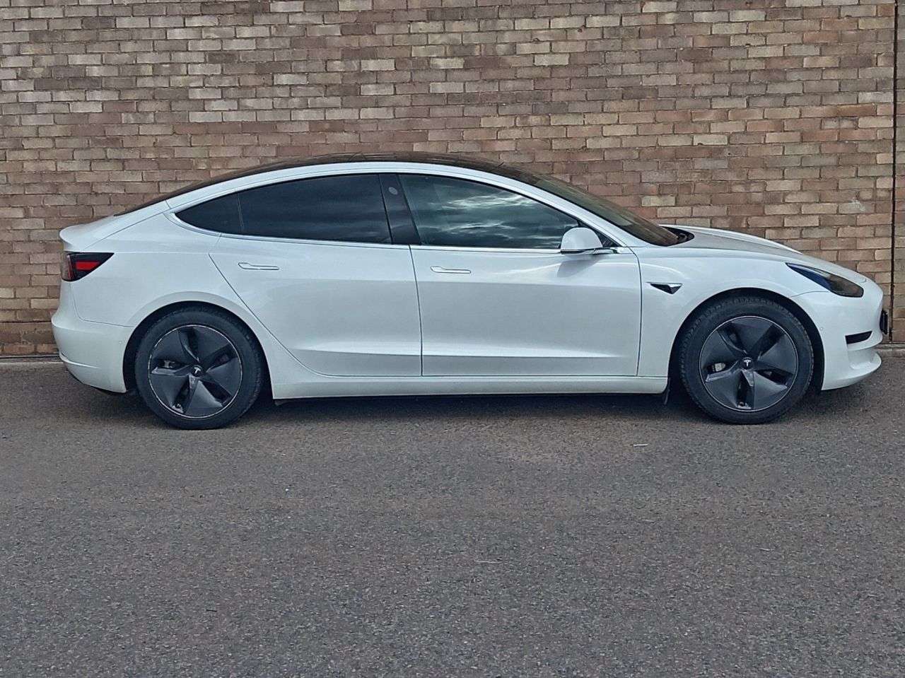 A 2020 TESLA MODEL 3 Standard Range Plus Saloon 4dr Electric Auto RWD (241 bhp) A 2020 TESLA MODEL 3 Standard Range Plus Saloon 4dr Electric Auto RWD (241 bhp)