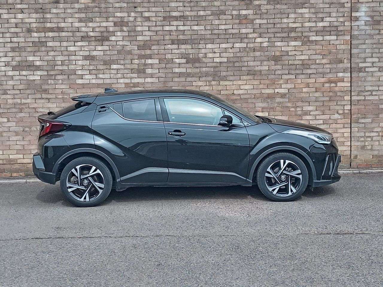 A 2022 TOYOTA C-HR 1.8 VVT-h GPF Design SUV 5dr Petrol Hybrid CVT Euro 6 (s/s) (122 ps) A 2022 TOYOTA C-HR 1.8 VVT-h GPF Design SUV 5dr Petrol Hybrid CVT Euro 6 (s/s) (122 ps)