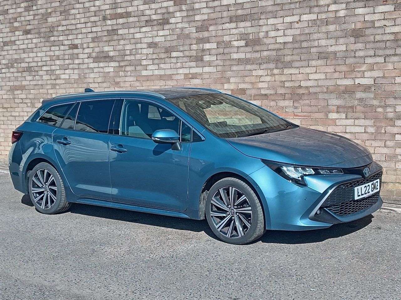 A 2022 TOYOTA COROLLA 2.0 VVT-h GPF Design Touring Sports 5dr Petrol Hybrid CVT Euro 6 (s/s) (184 A 2022 TOYOTA COROLLA 2.0 VVT-h GPF Design Touring Sports 5dr Petrol Hybrid CVT Euro 6 (s/s) (184