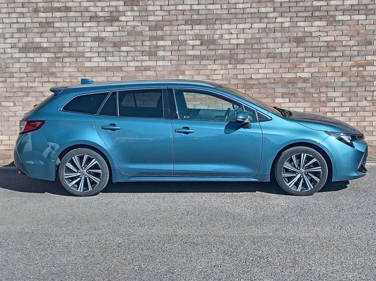 A 2022 TOYOTA COROLLA 2.0 VVT-h GPF Design Touring Sports 5dr Petrol Hybrid CVT Euro 6 (s/s) (184 A 2022 TOYOTA COROLLA 2.0 VVT-h GPF Design Touring Sports 5dr Petrol Hybrid CVT Euro 6 (s/s) (184
