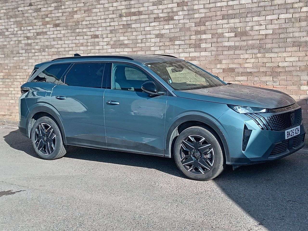A 2025 PEUGEOT 5008 1.2 Allure SUV 5dr Petrol Hybrid e-DSC6 Euro 6 (s/s) (136 ps) A 2025 PEUGEOT 5008 1.2 Allure SUV 5dr Petrol Hybrid e-DSC6 Euro 6 (s/s) (136 ps)