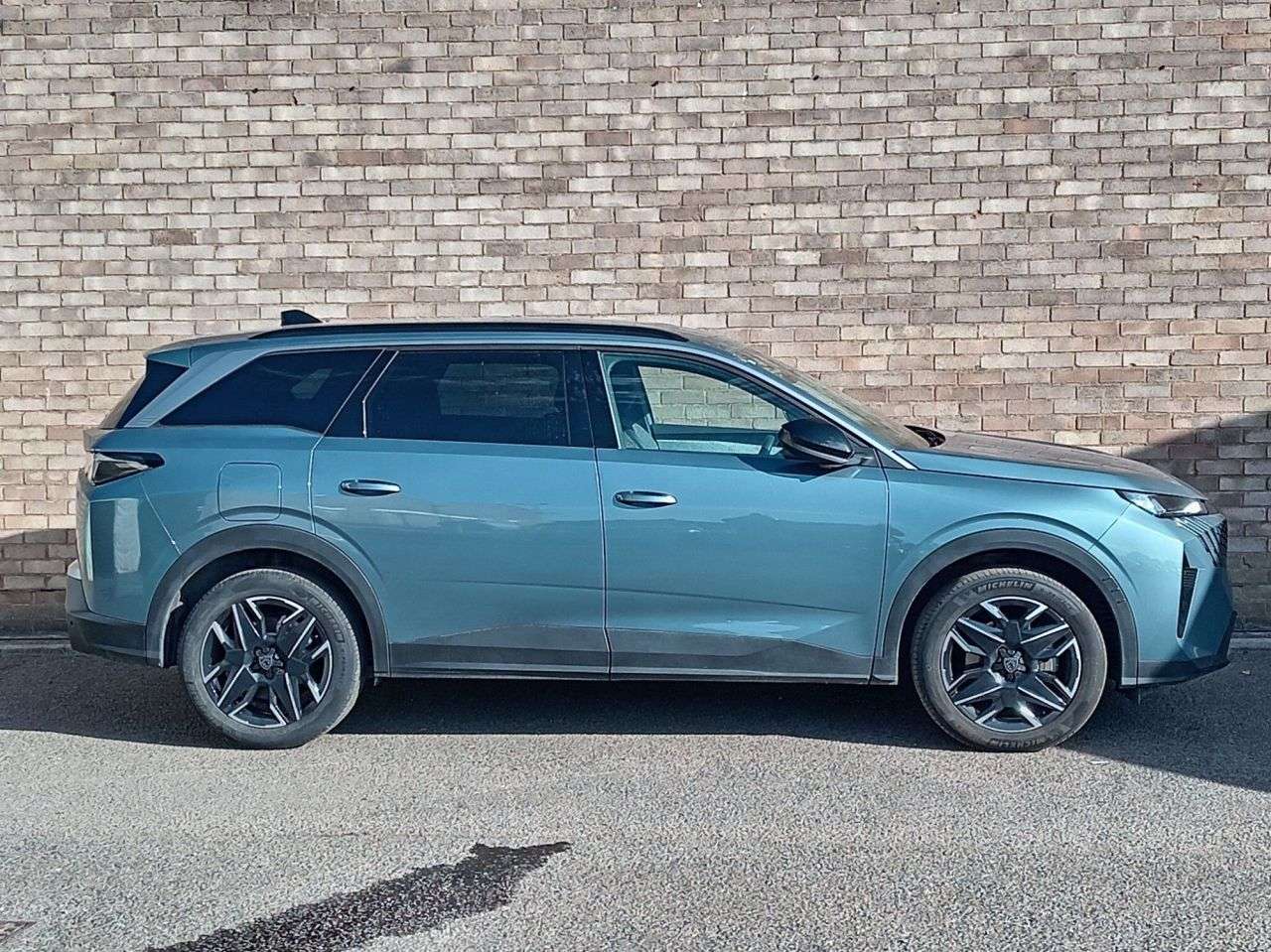 A 2025 PEUGEOT 5008 1.2 Allure SUV 5dr Petrol Hybrid e-DSC6 Euro 6 (s/s) (136 ps) A 2025 PEUGEOT 5008 1.2 Allure SUV 5dr Petrol Hybrid e-DSC6 Euro 6 (s/s) (136 ps)