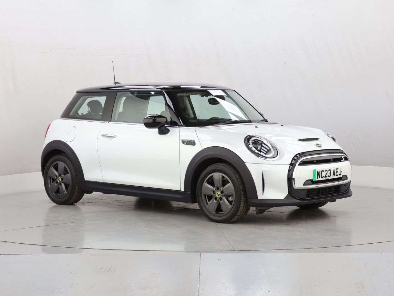 A 2023 MINI ELECTRIC HATCH Cooper SE 32.6kWh Level 1 Hatchback 3dr Electric Auto (184 ps) A 2023 MINI ELECTRIC HATCH Cooper SE 32.6kWh Level 1 Hatchback 3dr Electric Auto (184 ps)