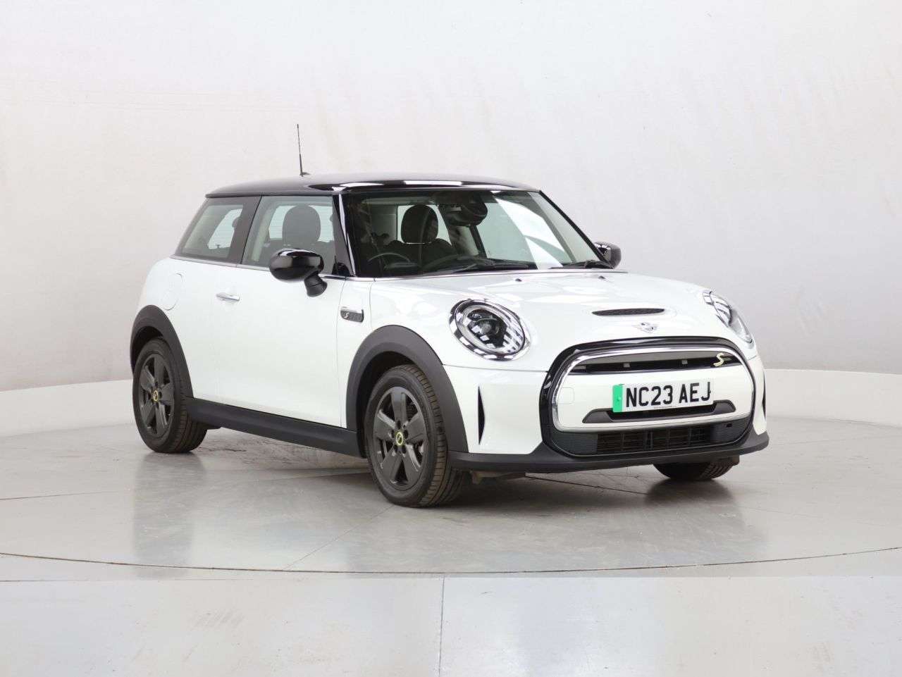 A 2023 MINI ELECTRIC HATCH Cooper SE 32.6kWh Level 1 Hatchback 3dr Electric Auto (184 ps) A 2023 MINI ELECTRIC HATCH Cooper SE 32.6kWh Level 1 Hatchback 3dr Electric Auto (184 ps)