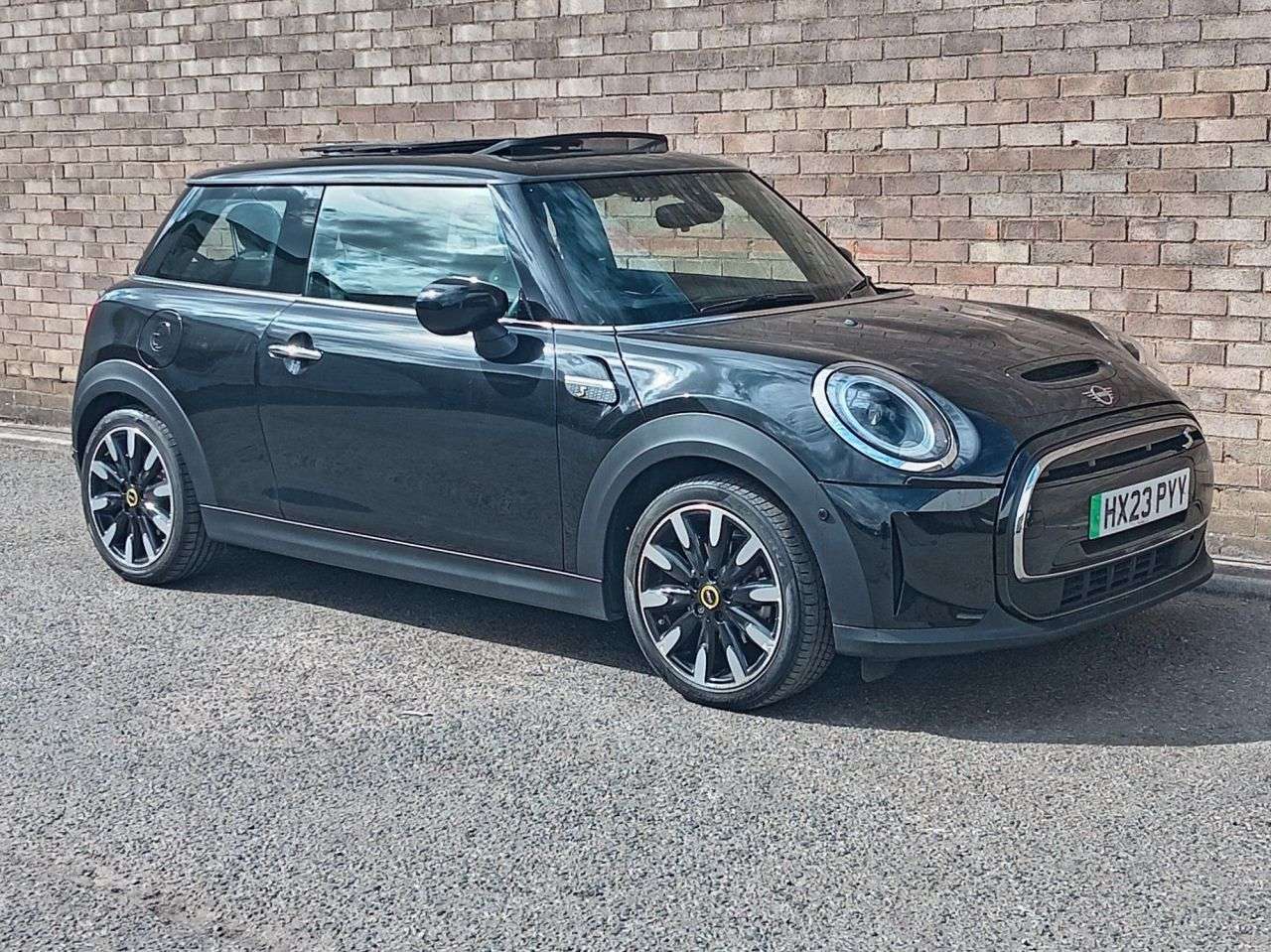 A 2023 MINI ELECTRIC HATCH Cooper SE 32.6kWh Level 3 Hatchback 3dr Electric Auto (184 ps) A 2023 MINI ELECTRIC HATCH Cooper SE 32.6kWh Level 3 Hatchback 3dr Electric Auto (184 ps)