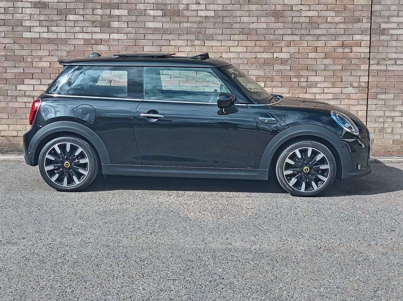 A 2023 MINI ELECTRIC HATCH Cooper SE 32.6kWh Level 3 Hatchback 3dr Electric Auto (184 ps) A 2023 MINI ELECTRIC HATCH Cooper SE 32.6kWh Level 3 Hatchback 3dr Electric Auto (184 ps)