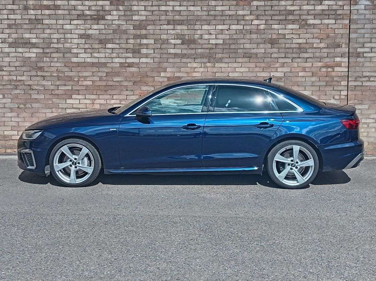 A 2024 AUDI A4 2.0 TFSI 40 S line Saloon 4dr Petrol S Tronic Euro 6 (s/s) (204 ps) A 2024 AUDI A4 2.0 TFSI 40 S line Saloon 4dr Petrol S Tronic Euro 6 (s/s) (204 ps)