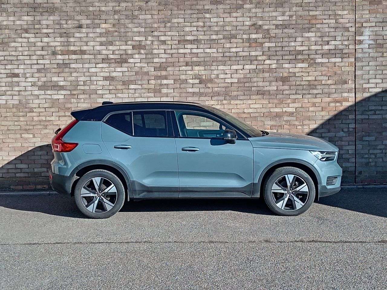 A 2022 VOLVO XC40 1.5h T4 Recharge 10.7kWh Plus SUV 5dr Petrol Plug-in Hybrid Auto Euro 6 (s/ A 2022 VOLVO XC40 1.5h T4 Recharge 10.7kWh Plus SUV 5dr Petrol Plug-in Hybrid Auto Euro 6 (s/